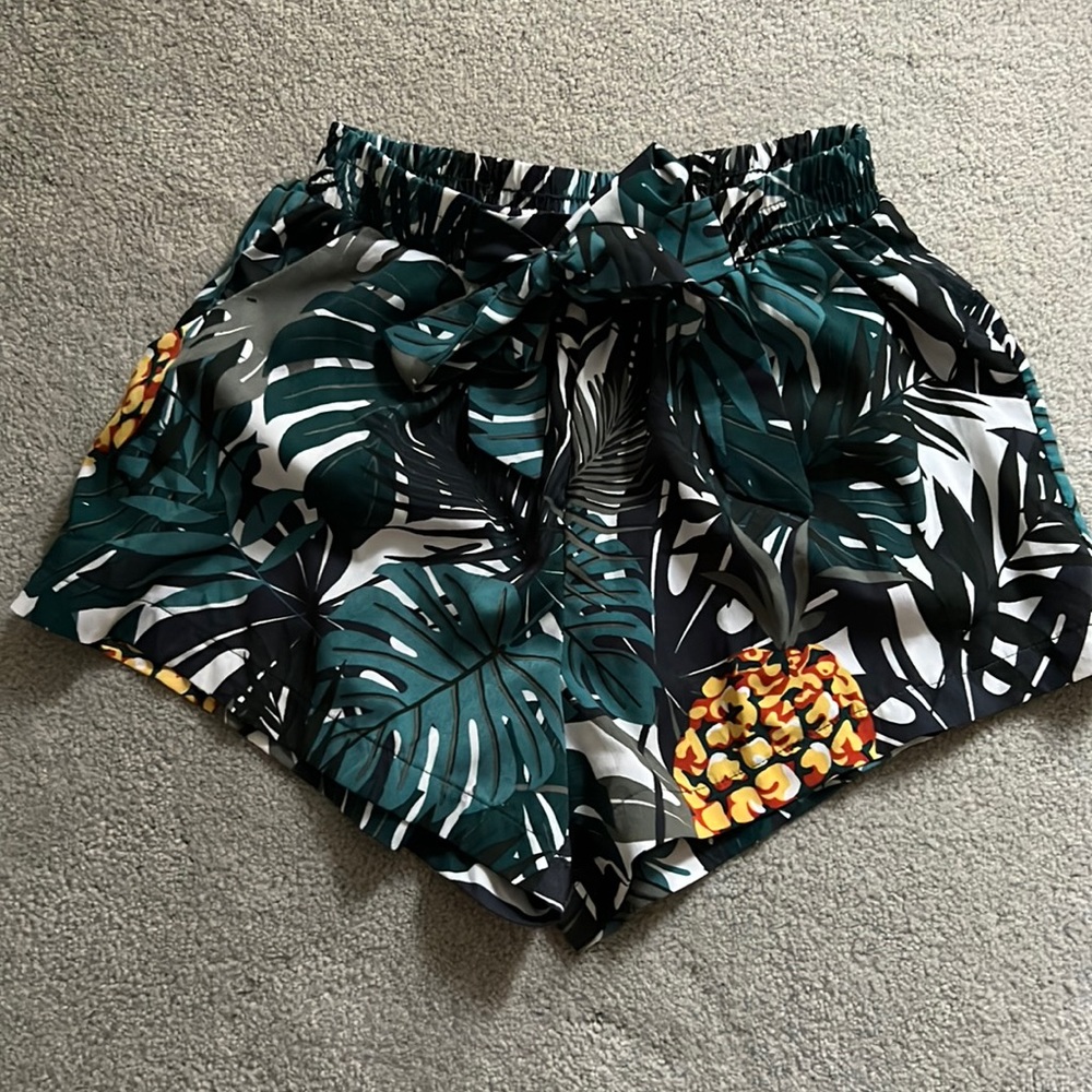Breeze Ever tie-front pineapple shorts, with front side pockets, size small